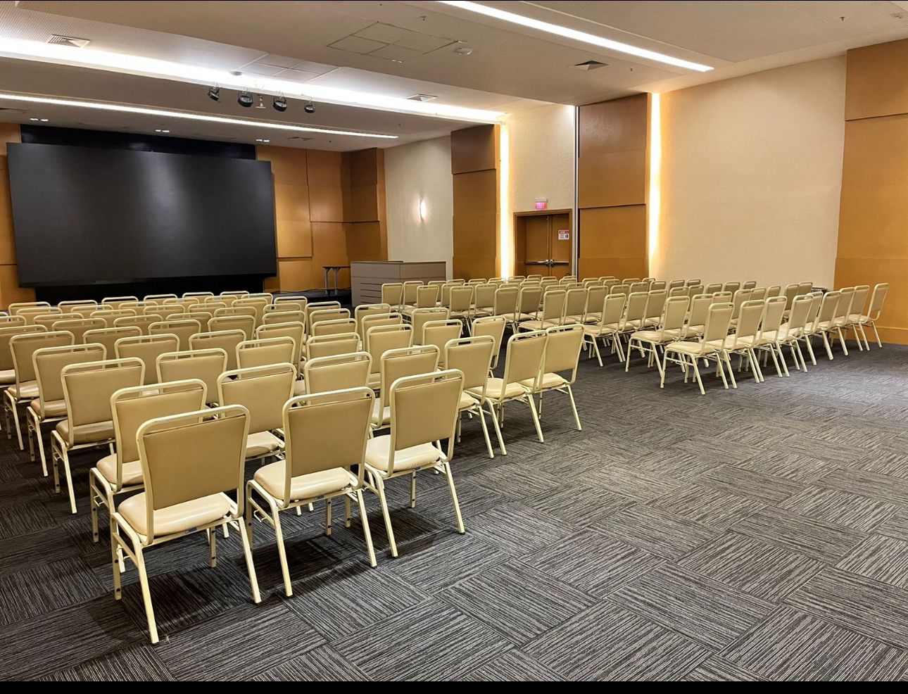 Auditório do Dimension Office Park preparado com cadeiras e telão
